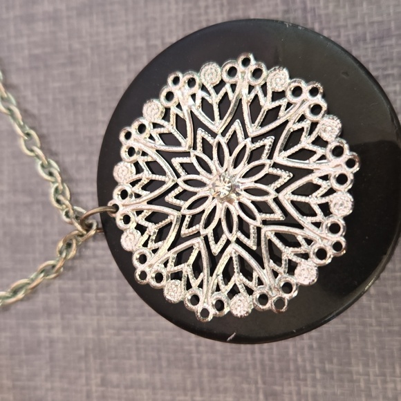 Silver earrings & pendant Set with chain on brown ceramic - Picture 3 of 3